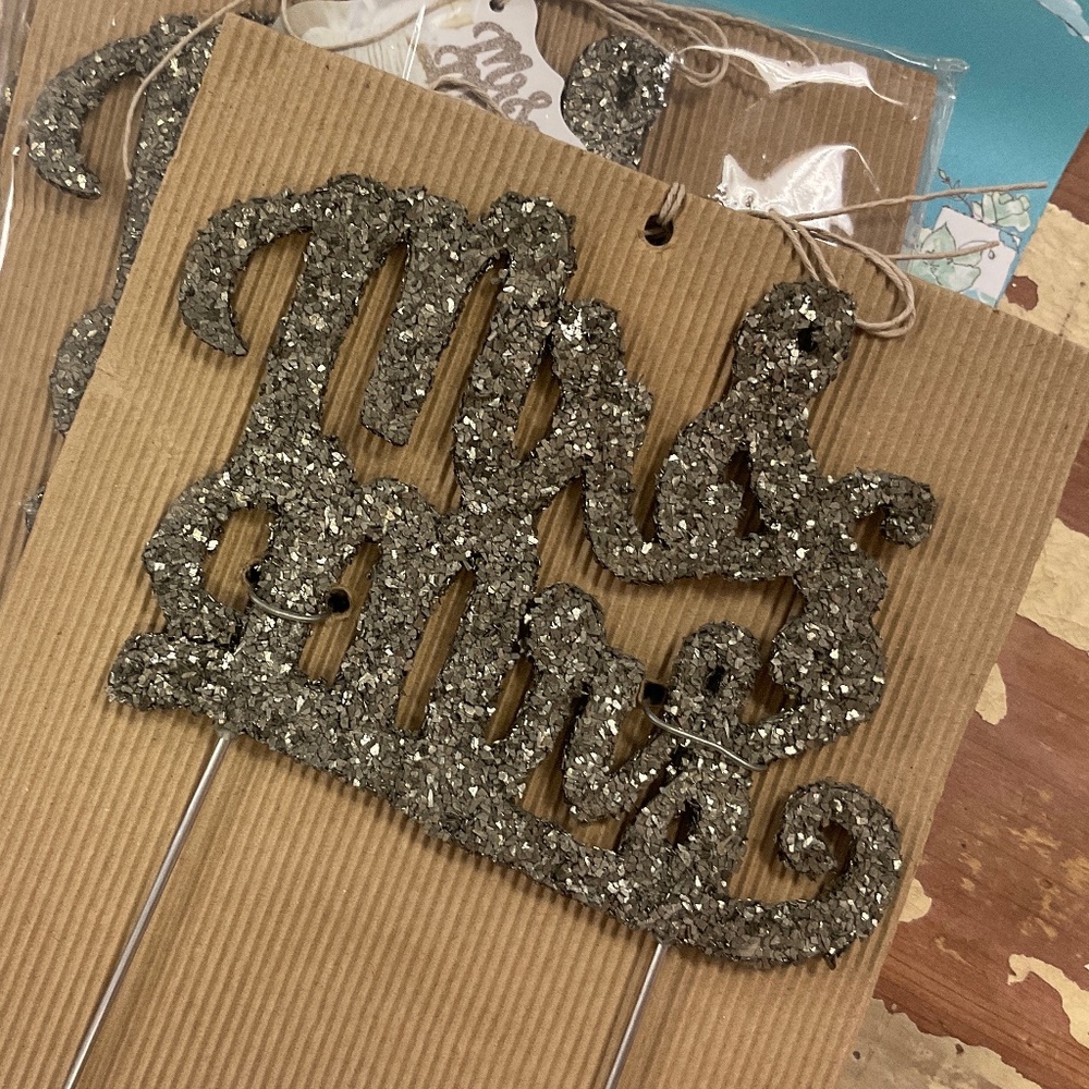 👰🏻‍♀️Mr & Mrs Cake Topper/Sign by mudpie🎂